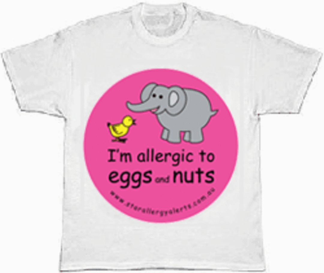 I'm allergic to eggs and nuts (Pink) - kid's allergy alert t-shirt image 0