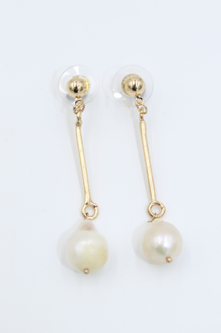Baroque Pearl Earrings image 0