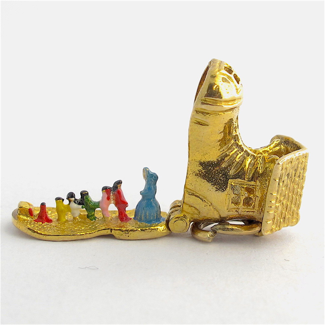 9ct yellow gold 'old woman who lived in a shoe' charm image 2