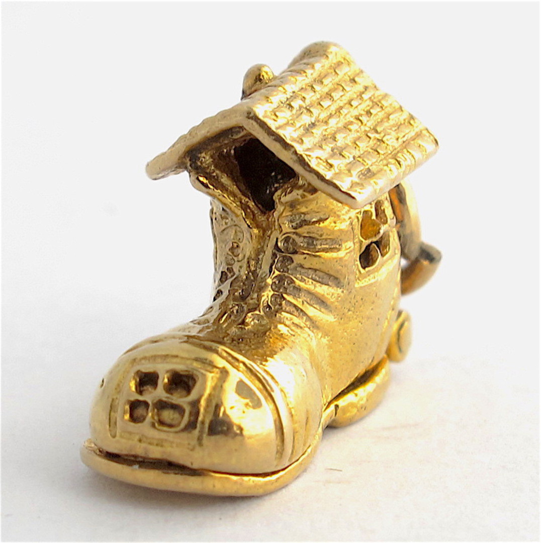 9ct yellow gold 'old woman who lived in a shoe' charm image 1