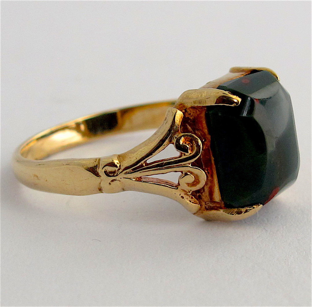 9ct yellow gold vintage bloodstone ring image 1