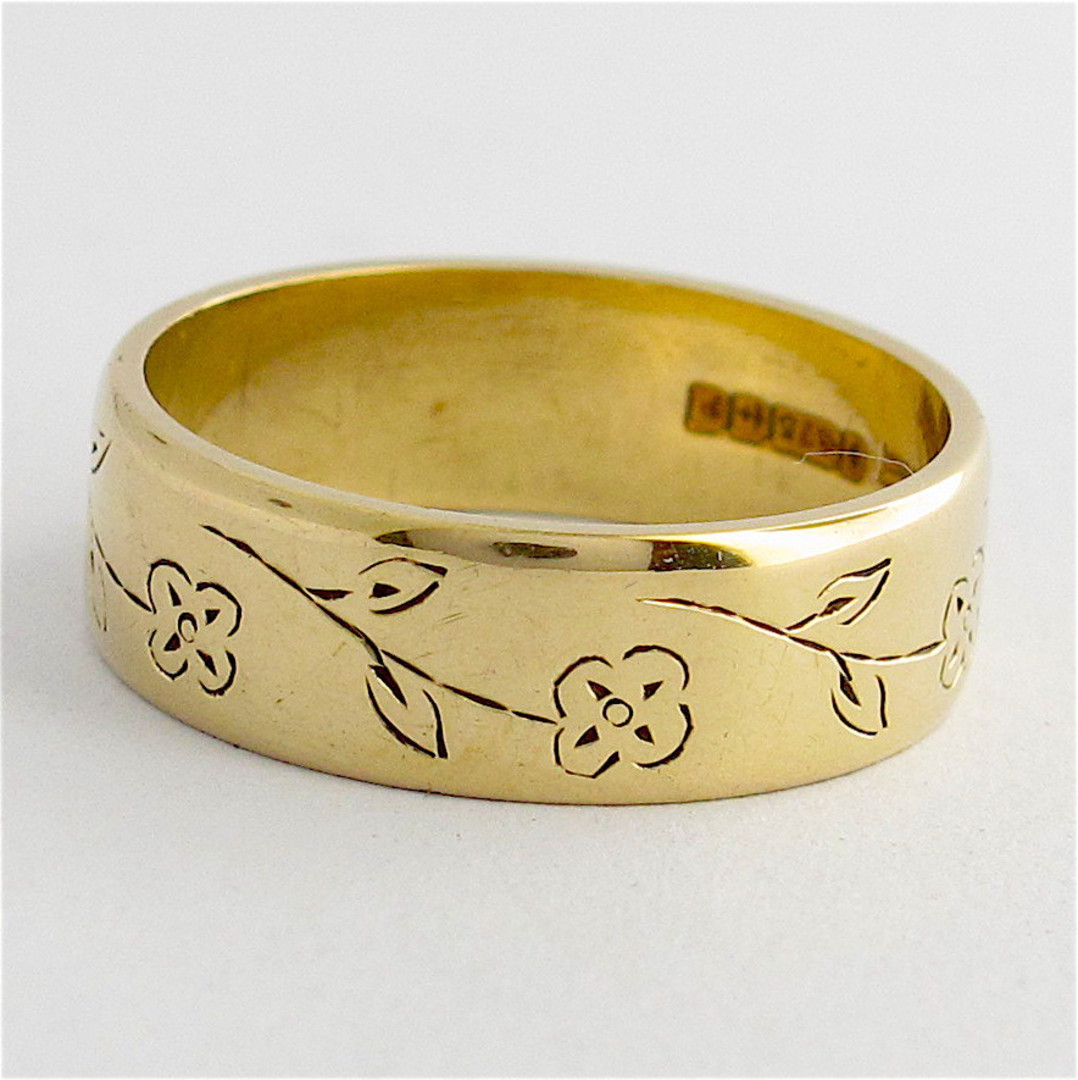 9ct yellow gold band with engraving image 0