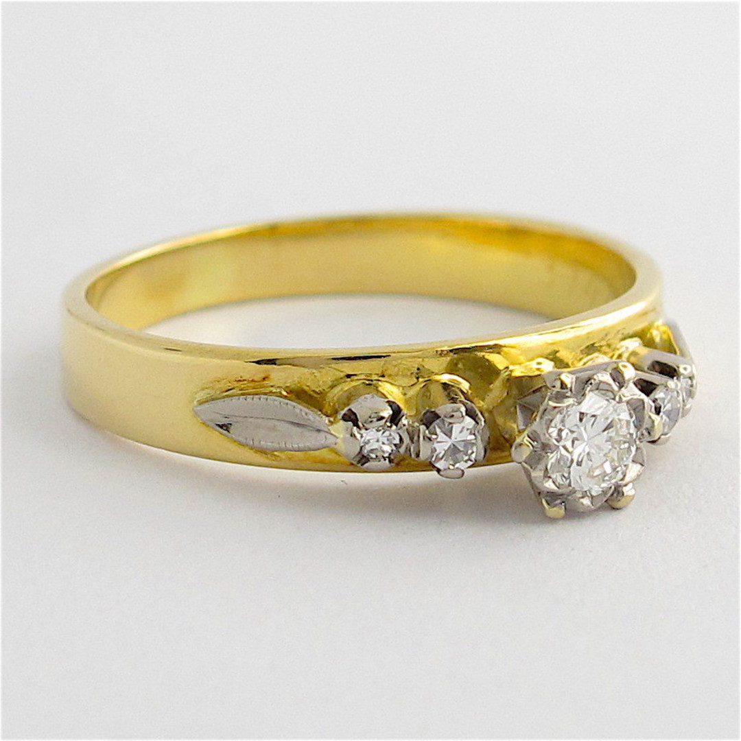 18ct yellow & white gold vintage diamond solitaire ring with shoulder diamonds image 1
