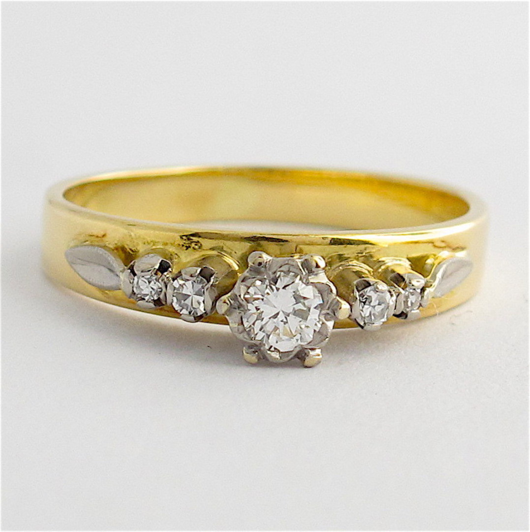 18ct yellow & white gold vintage diamond solitaire ring with shoulder diamonds image 0