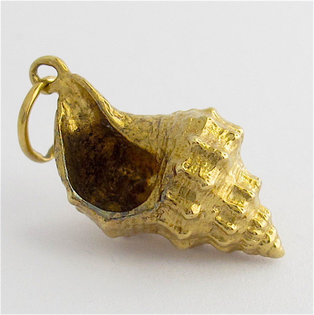 9ct yellow gold shell charm image 1