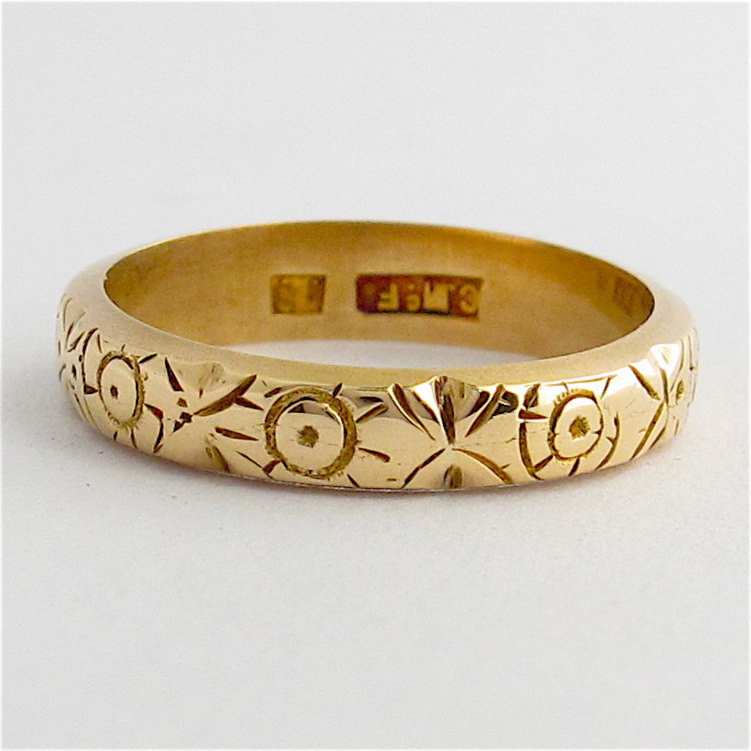 18ct yellow gold patterned band image 0