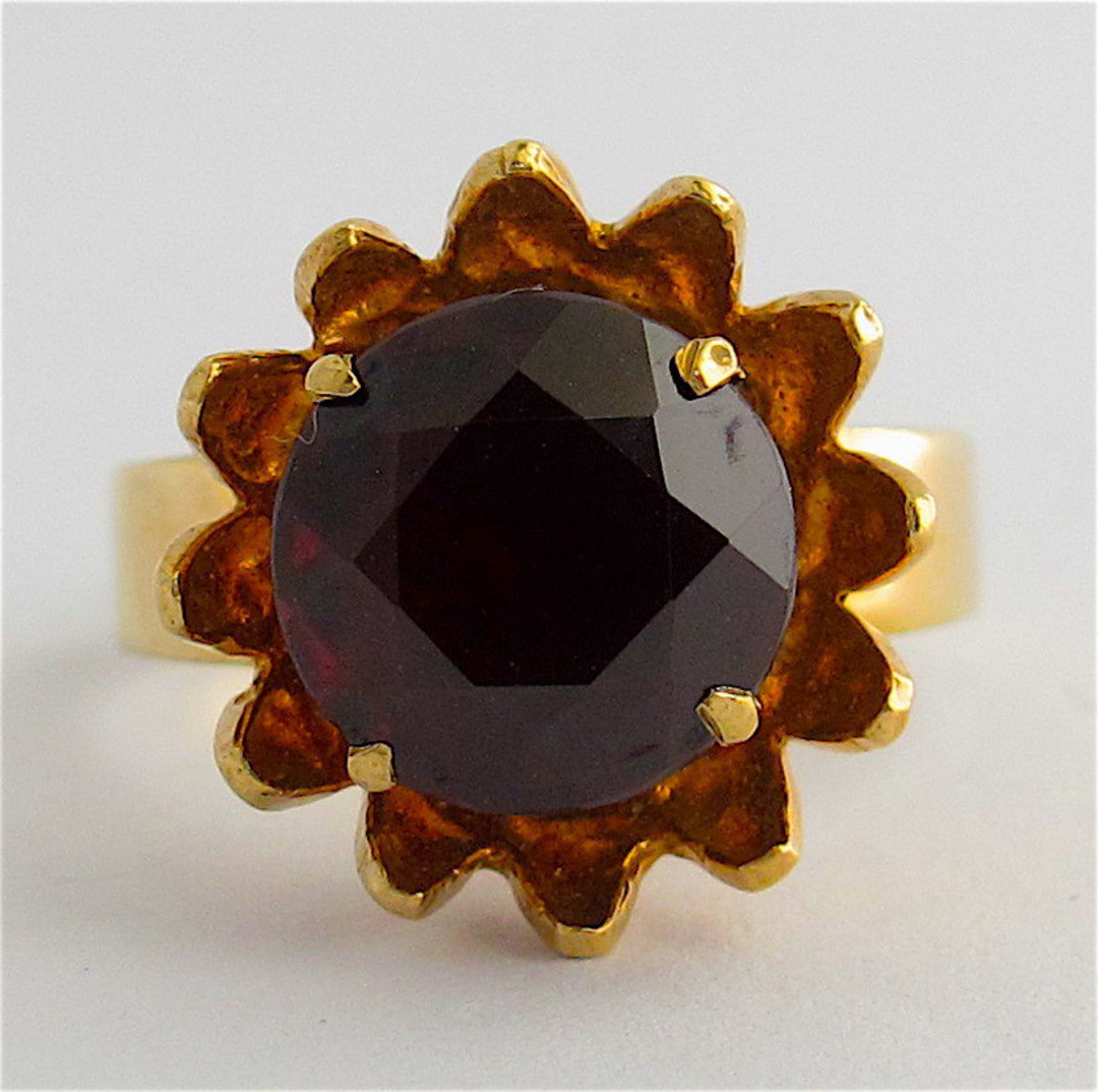 9ct yellow gold and garnet flower style ring image 1