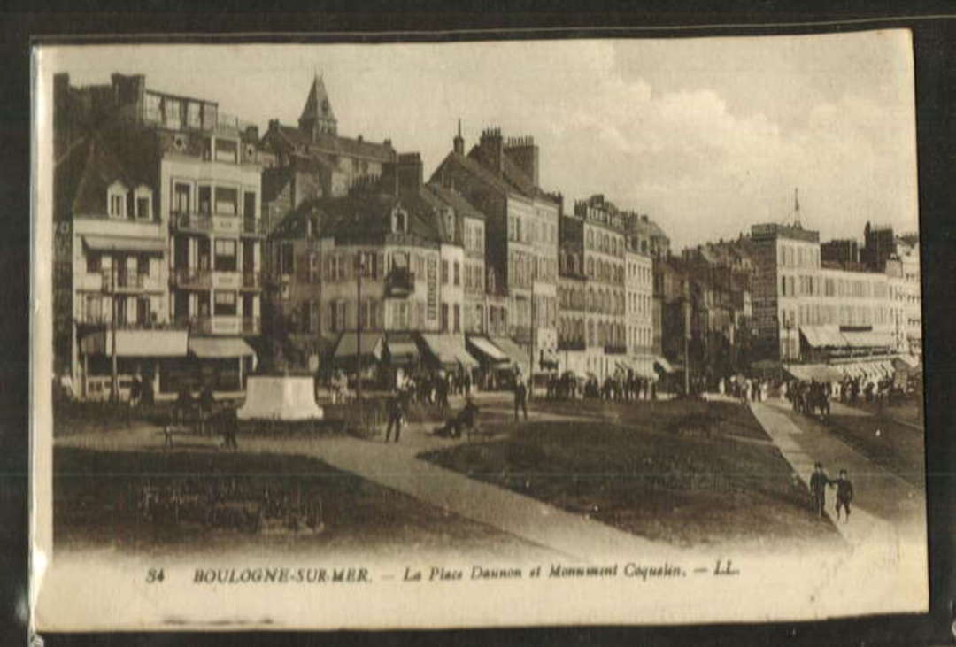 FRANCE Postcard Boulogne Sur Mer. La Place Daunon et Monument Coquelin. - 41378 - Postcard image 0