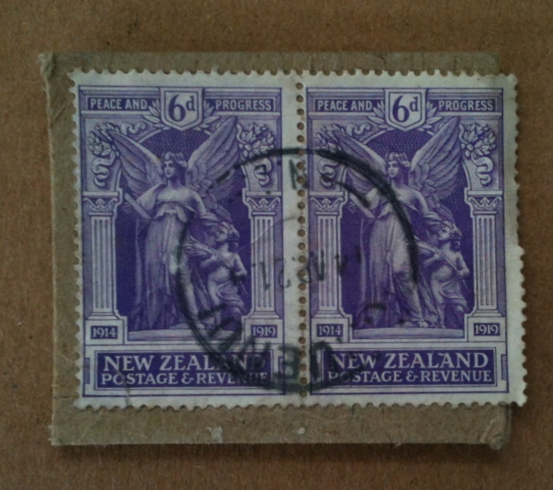 NEW ZEALAND 1920 Victory 6d Purple. Pair on piece with nice ......UENUI circular cancel. From the Blenheim region. - 74937 - Use image 0