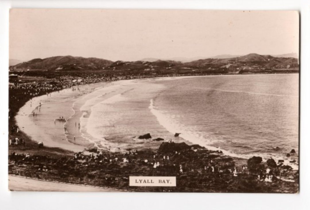 Real Photograph of Lyall Bay Wellington. - 47366 - Postcard image 0