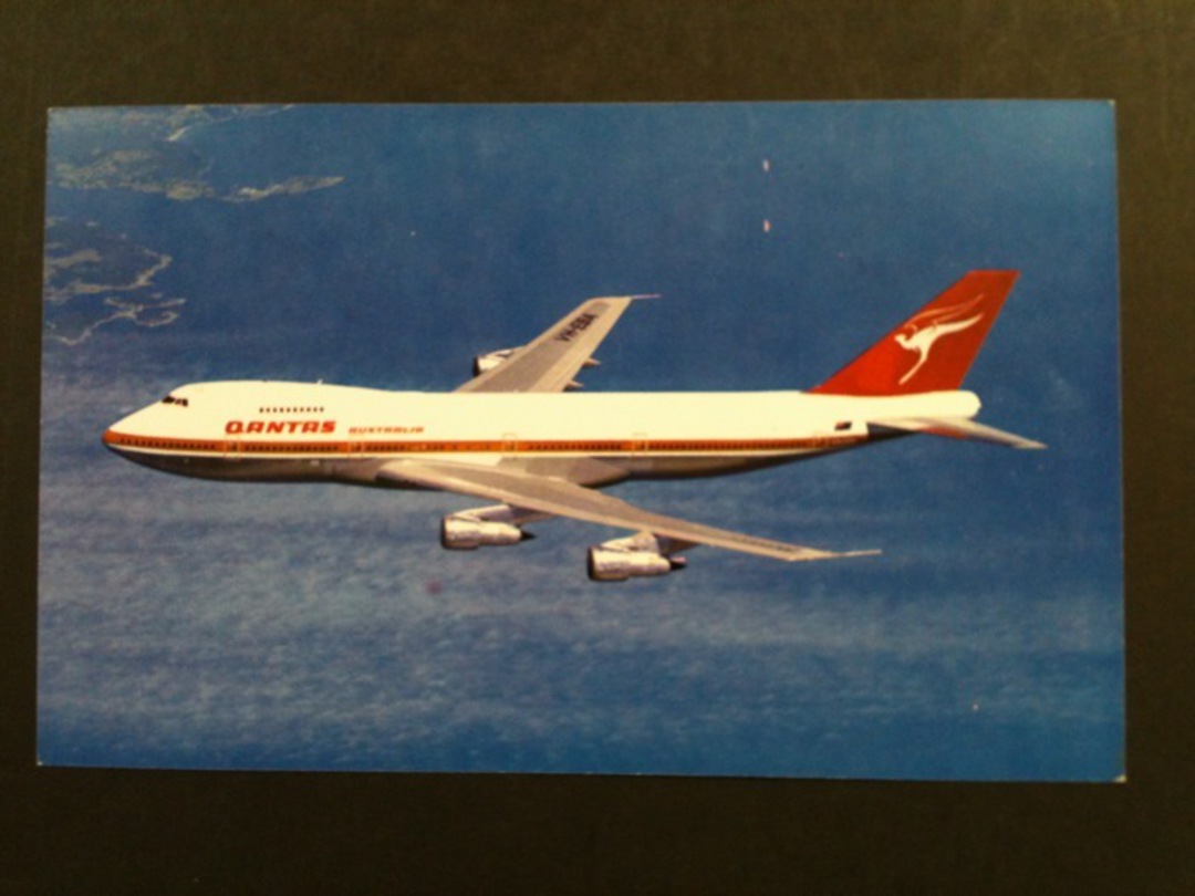 Coloured postcard of Qantas Boeing 747B. - 41009 - Postcard image 0