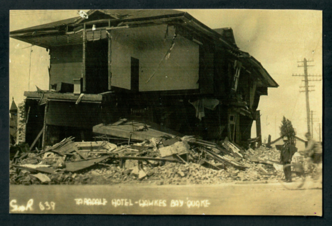 Photograph of Taradale Hotel after the Quake. - 47947 - Photograph image 0