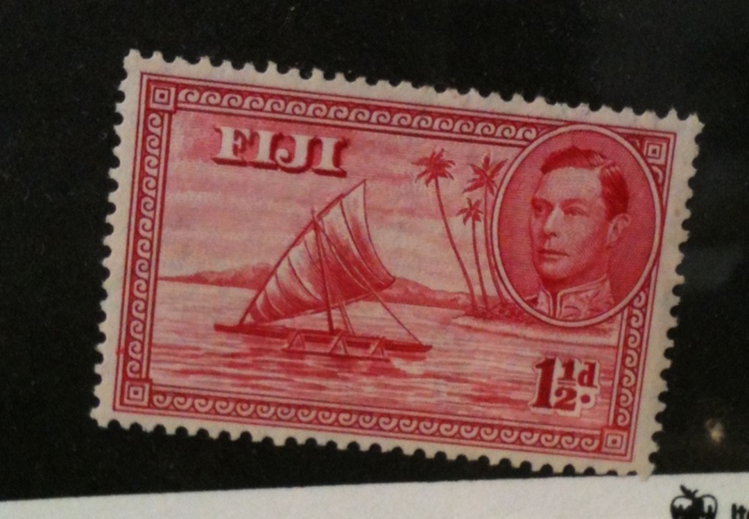 FIJI 1938 Geo 6th Definitive 1½d Carmine. Die 1 with empty canoe. Very lightly hinged. - 72009 - Mint image 0