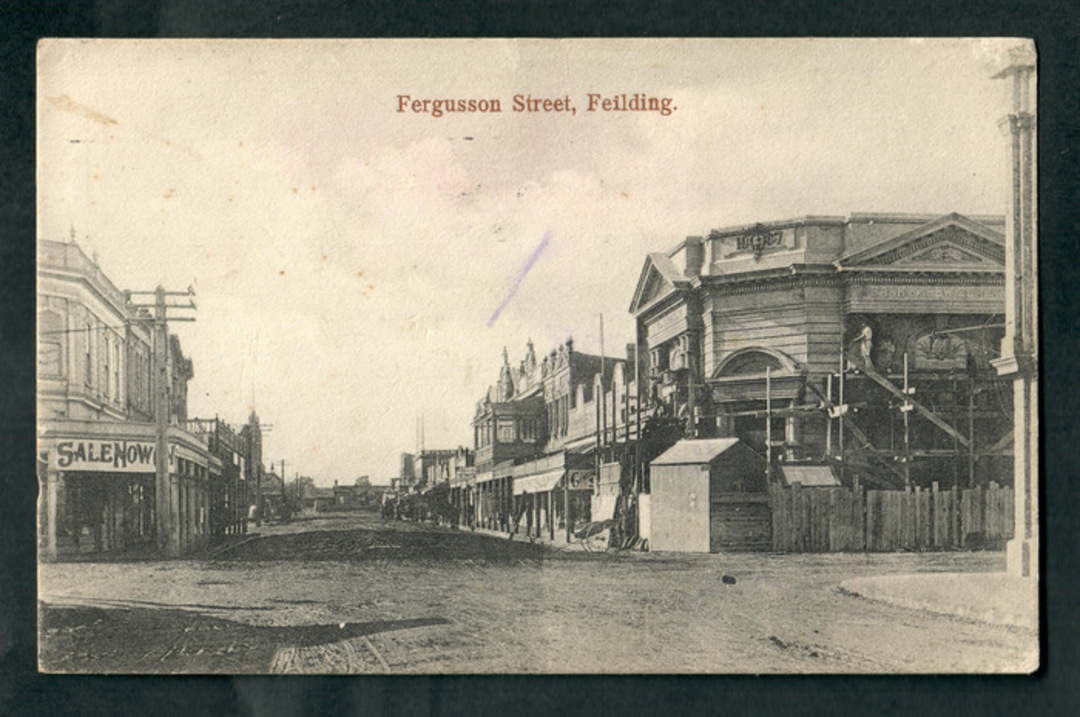 Postcard of Fergusson Street Feilding. - 47270 - Postcard image 0