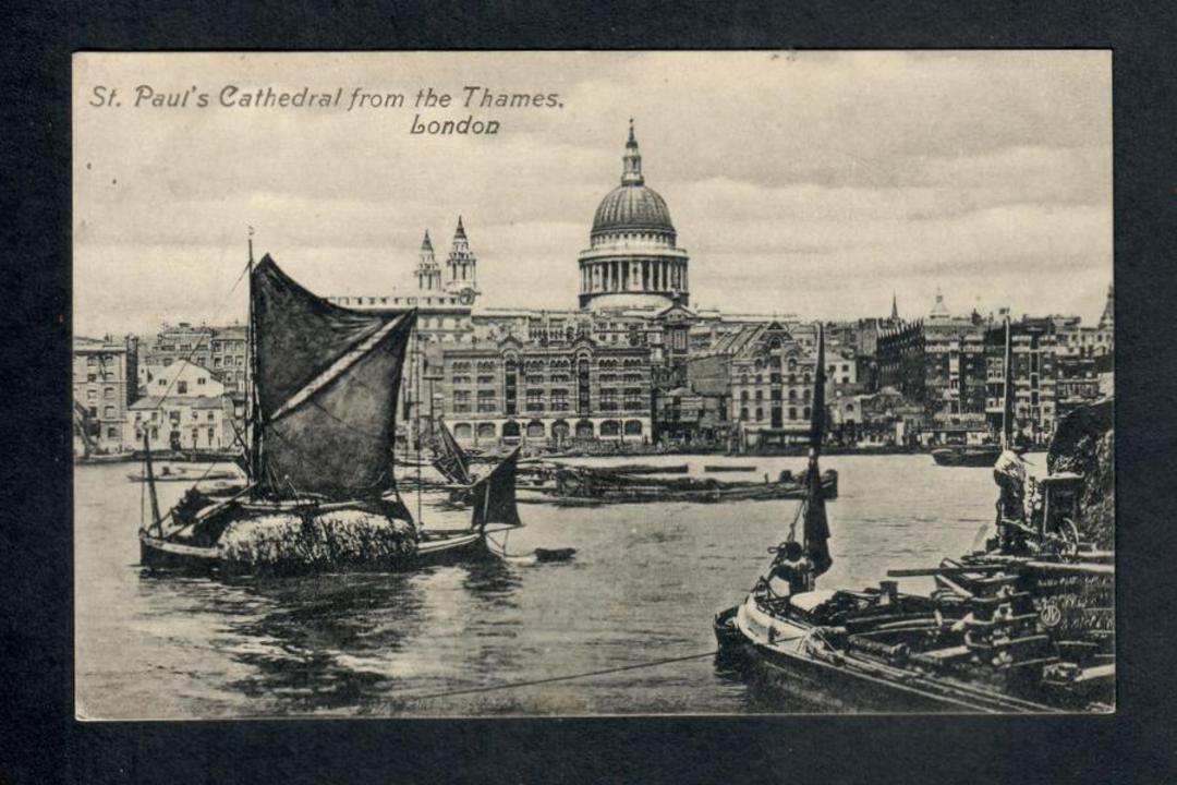 GREAT BRITAIN Postcard of St Pauls Cathedral from the Thames. Old shipping in the foreground. - 40306 - Postcard image 0