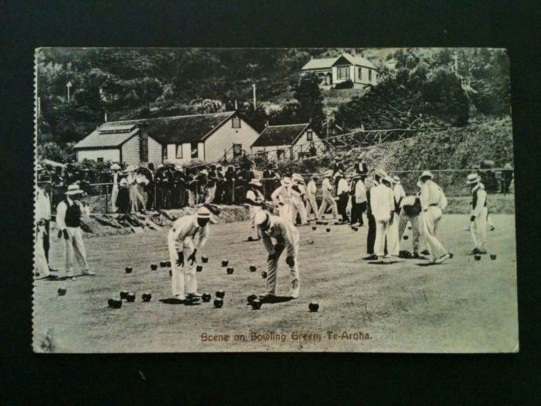 Postcard. Scene on Bowling Green Te Aroha. - 46515 - Postcard image 0