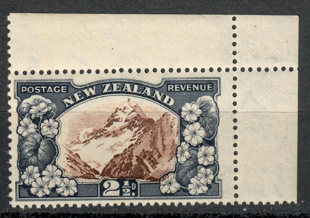 NEW ZEALAND 1935 Pictorial 2½d Chocolate and Blue-Slate. Single watermark. Perf 14-13x13½. Major flaw flag on Mt Cook. - 79356 - image 0