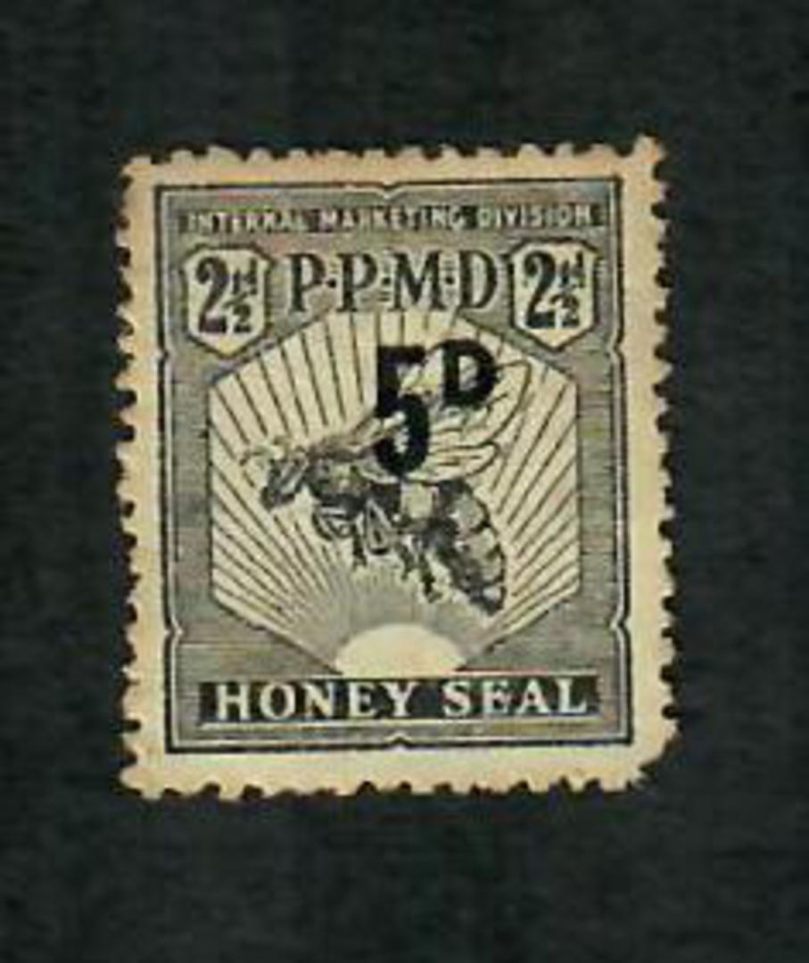 NEW ZEALAND Honey Seal 5d on 2½d  Black. Blunt corner. Hard to obtain. - 70956 - Fiscal image 0