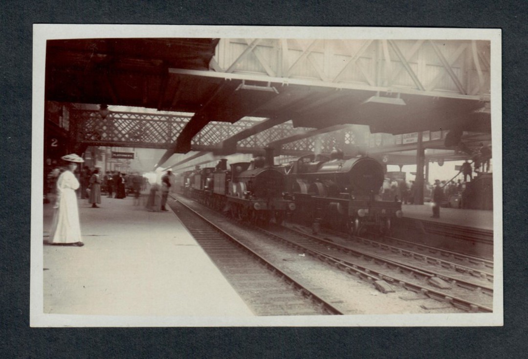 GREAT BRITAIN Real Photograph of Steam Locomotives at Station. Unidentified. - 40528 - Postcard image 0