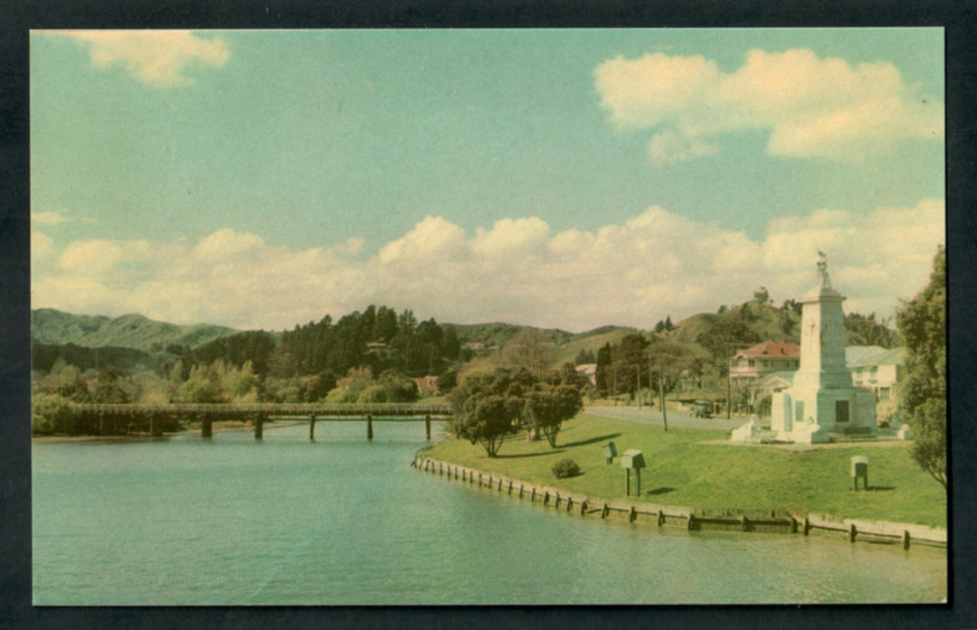 Coloured postcard of Turanganui River and War Memorial Gisborne. - 48179 - Postcard image 0