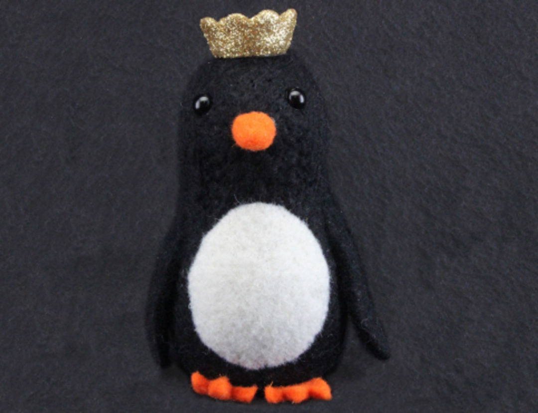 Wool Standing Penquin with Crown 14cm image 0