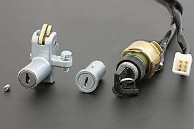 81-4025 Ignition switch and lock set Z750A4-A5 and Z900 image 0