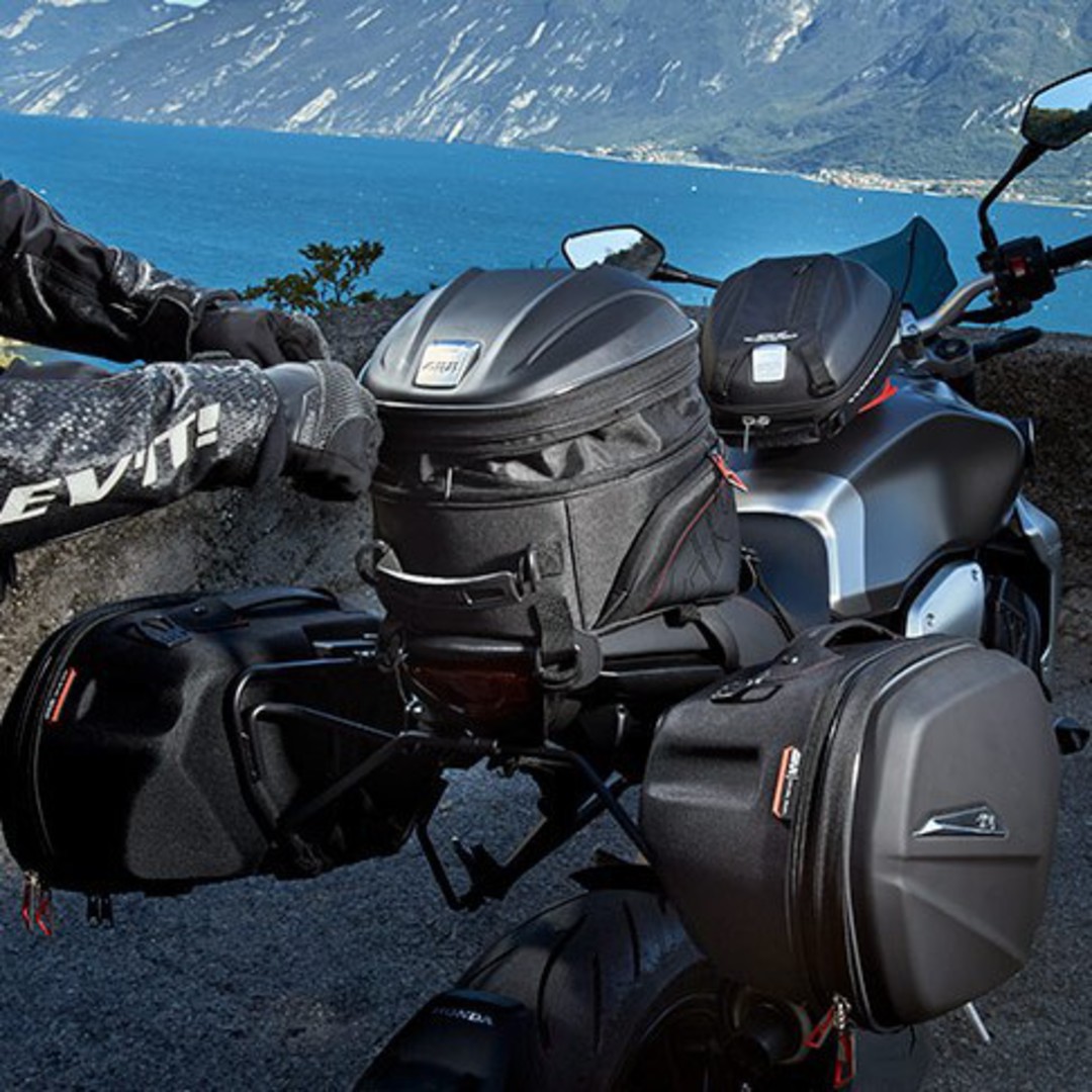 Sacoche Saddle Givi ST607B Thermoformée 22 L Extensible Jusqu’à 26 L, Bandoulière, Housse Pluie Incluse