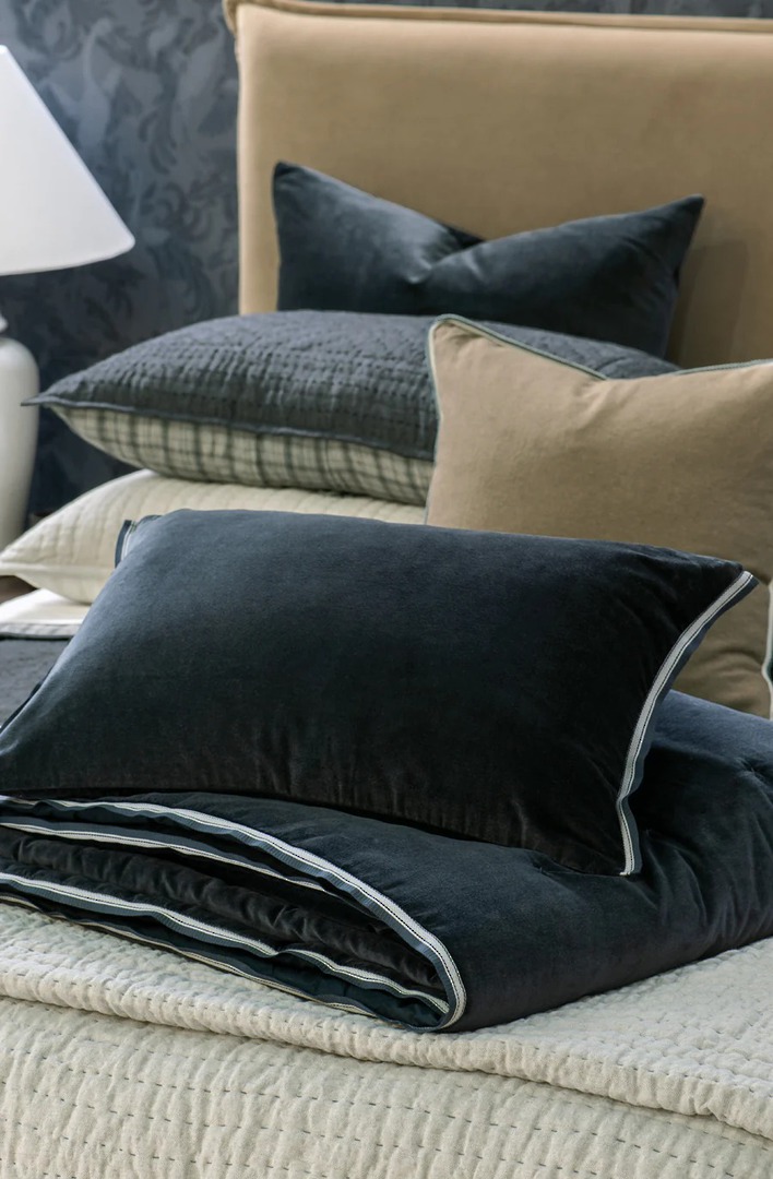 Bianca Lorenne - Ruban Comforter (Cushion-Eurocases Sold Separately) - Midnight image 0