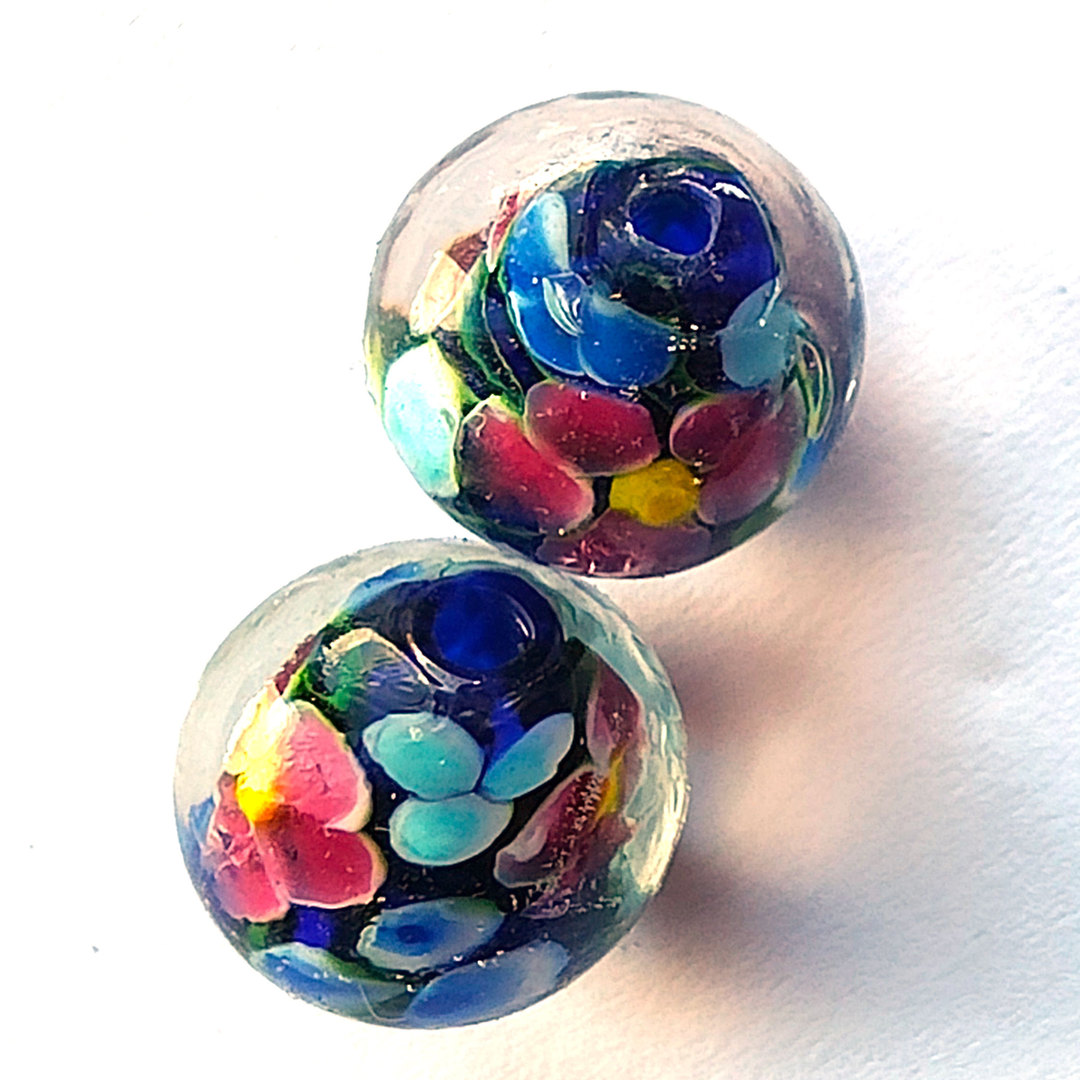 Indian Lampwork Round: Deep blue with flower pattern  (approx.15mm x 13mm) image 0
