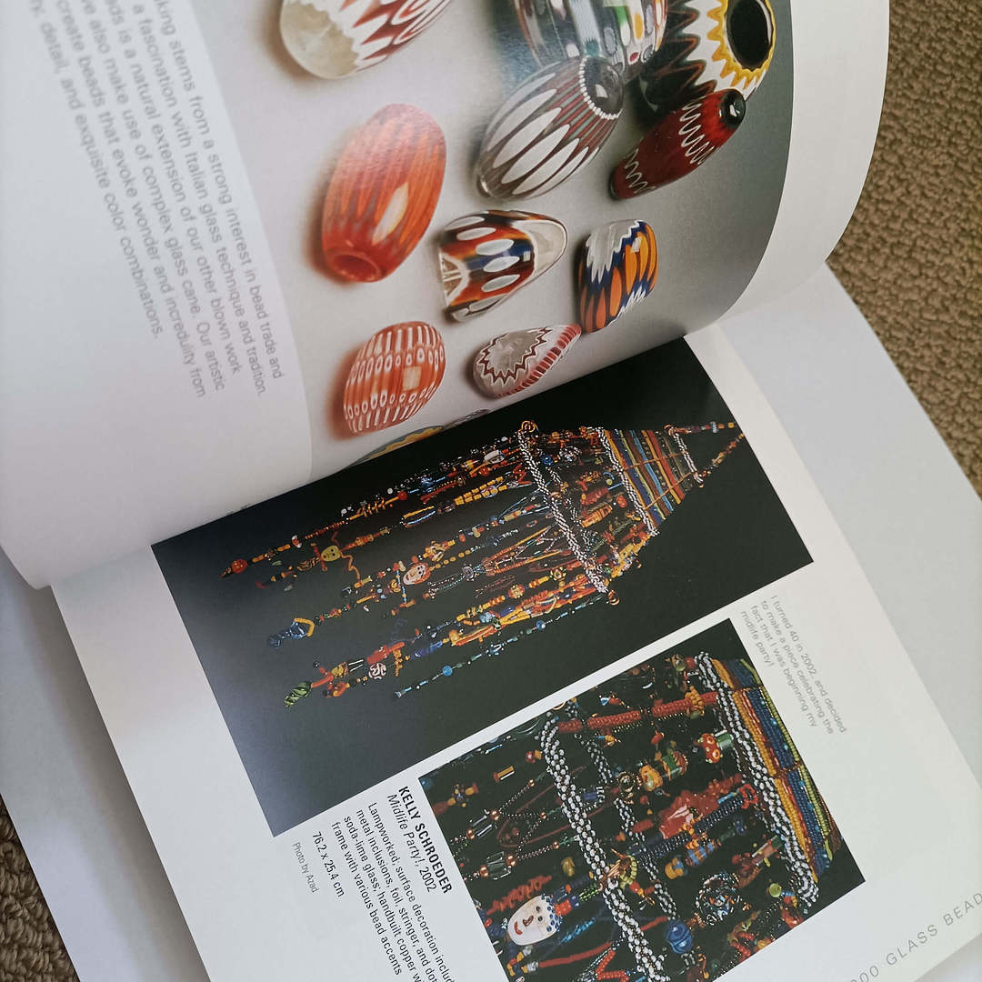 PRE LOVED BOOK: 1000 Glass Beads: Innovation and Imagination in Contemporary Glass Beading image 3