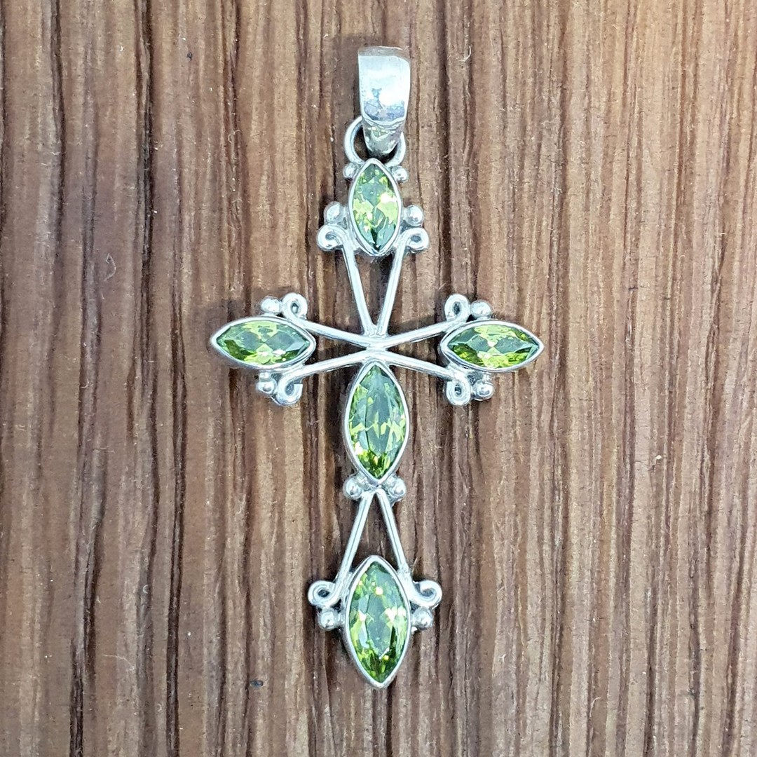 Green peridot pendant cross image 3