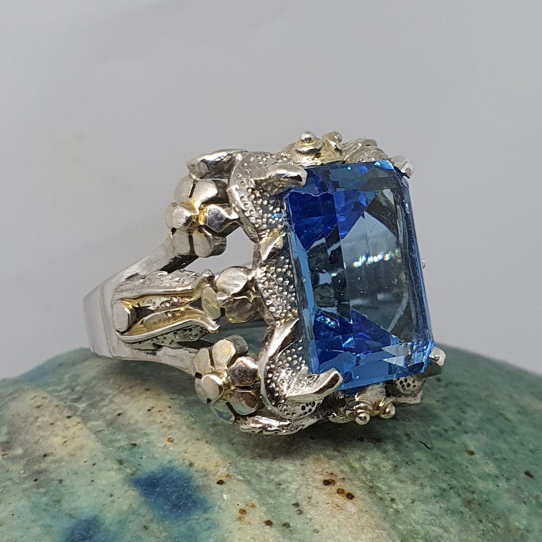 Large chunky silver ring with sparkling blue gemstone - Size M image 4