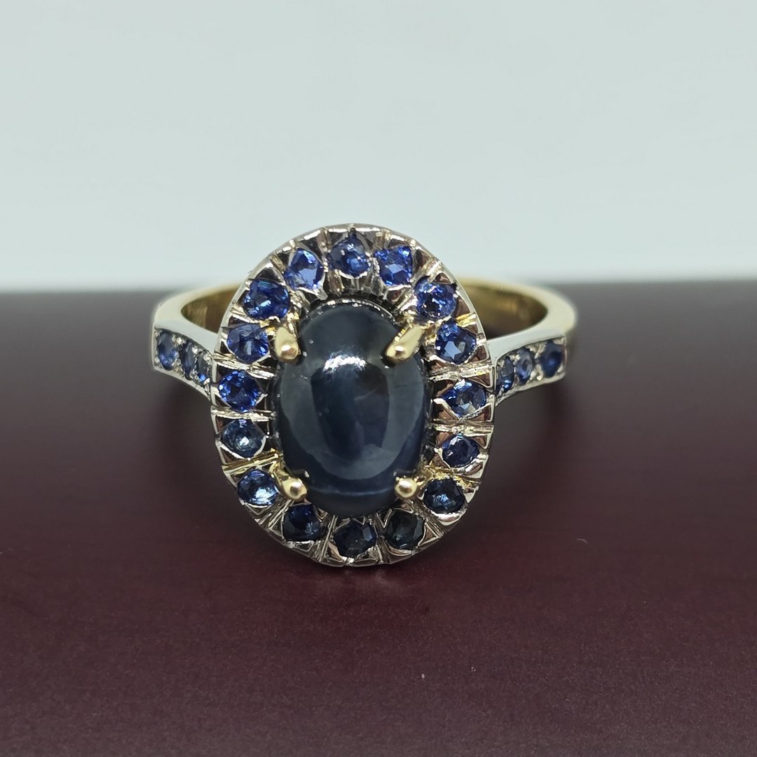 Modern star sapphire cluster ring - 18ct yellow gold image 3