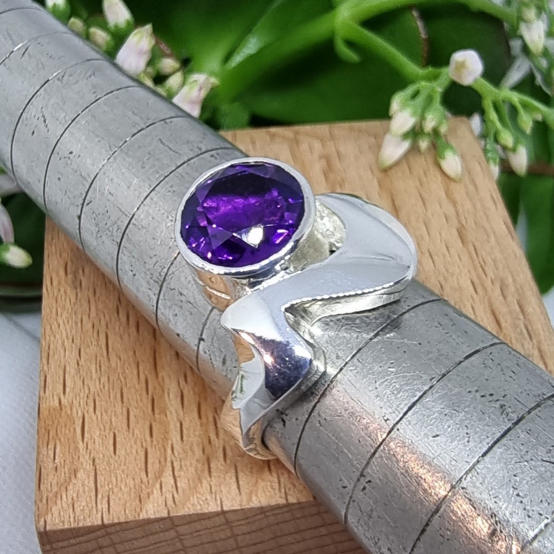 Sparkling purple gemstone ring - Size P image 5