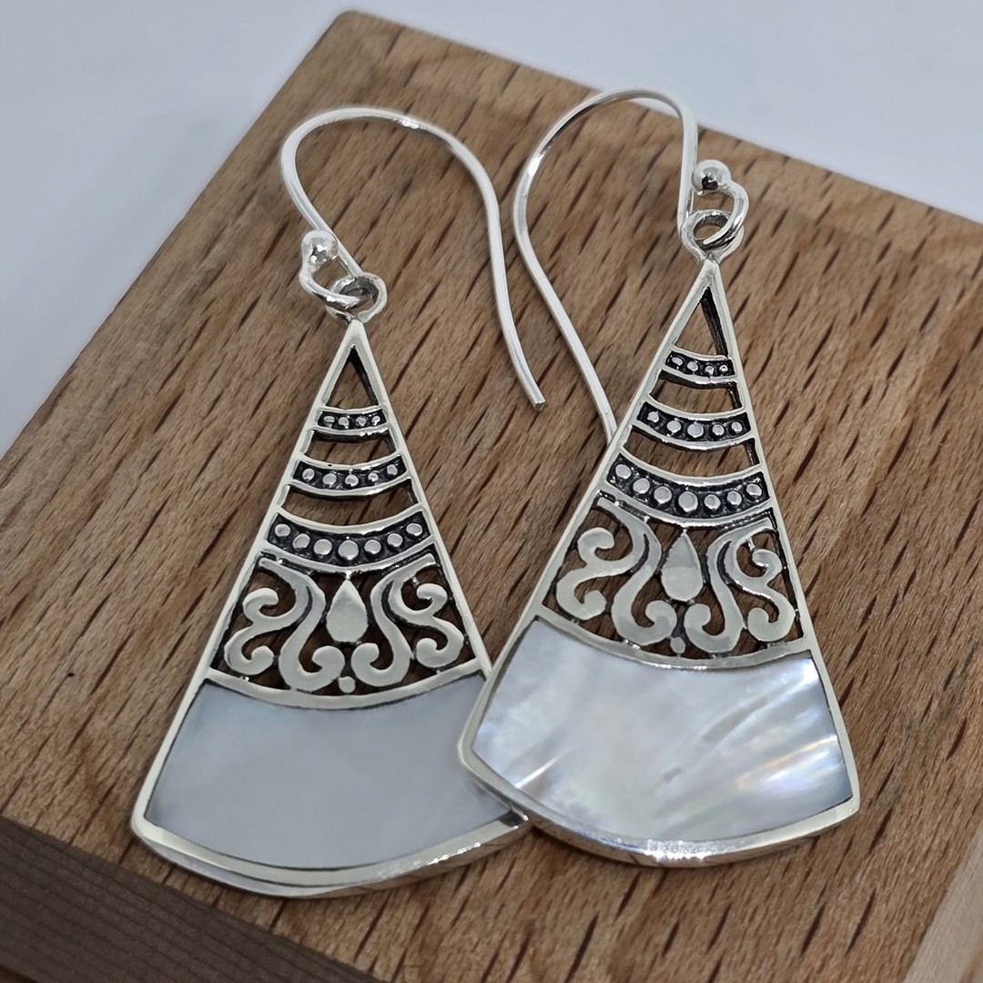 Silver mother of pearl earrings image 1