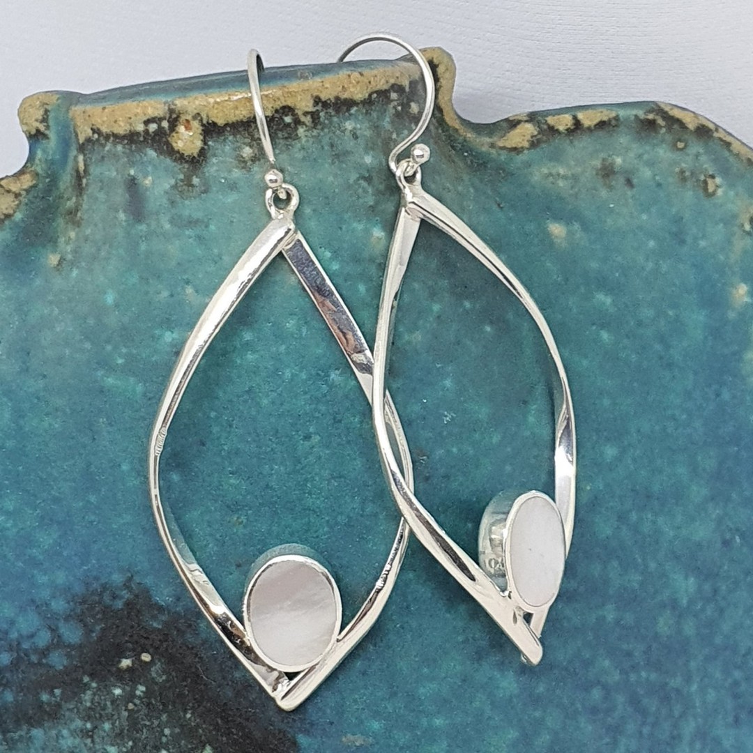 Large oval hoop earrings with oval mother of pearl image 0