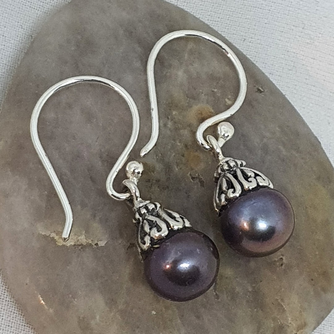 Dark grey pearl drop earrings image 1