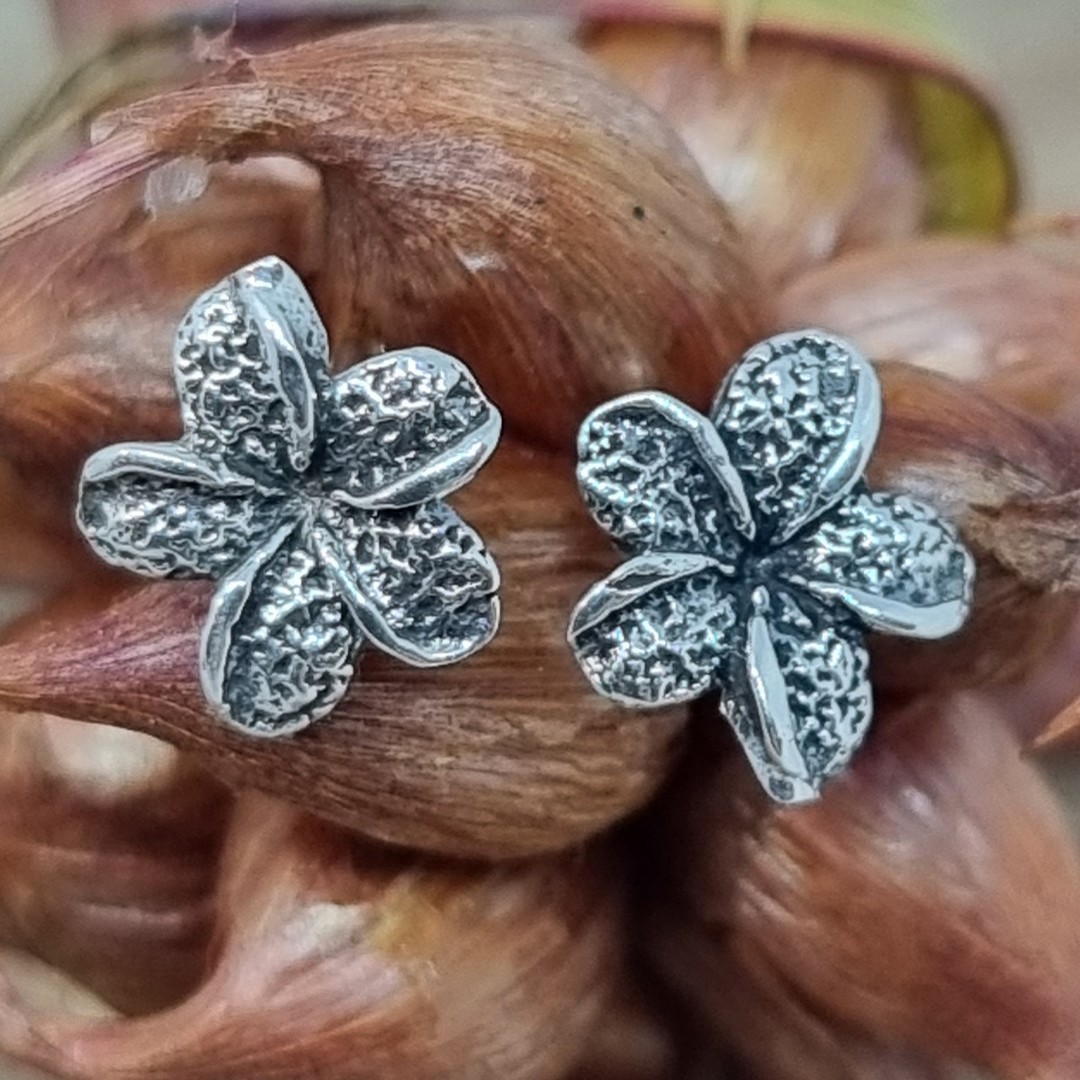 Cute little flower stud earrings image 0