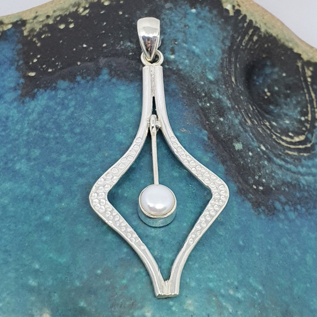 Open kite shaped patterned silver pendant with white pearl image 3