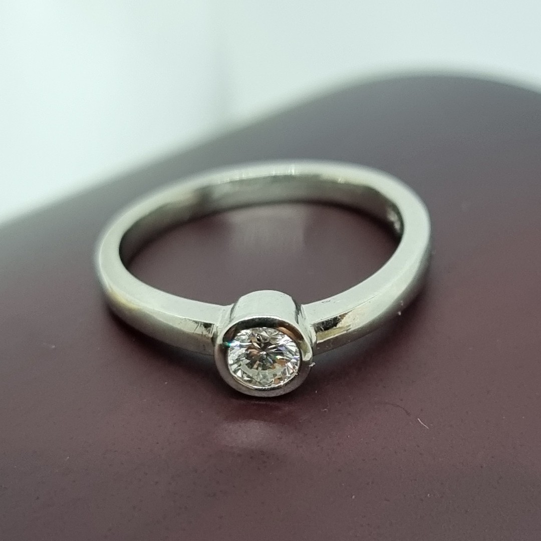 18ct white gold diamond ring image 0