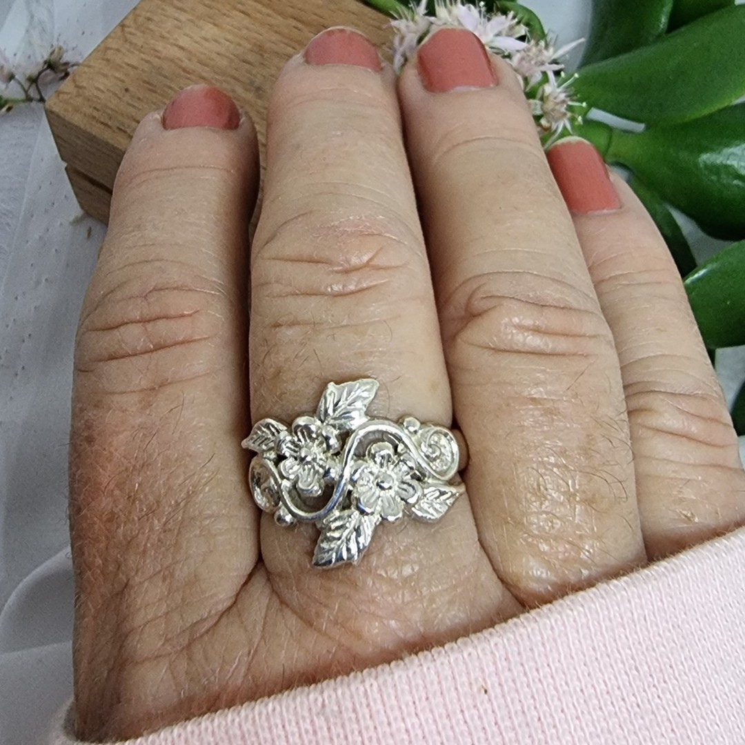 Sterling silver ring with flowers and leaves in band image 1