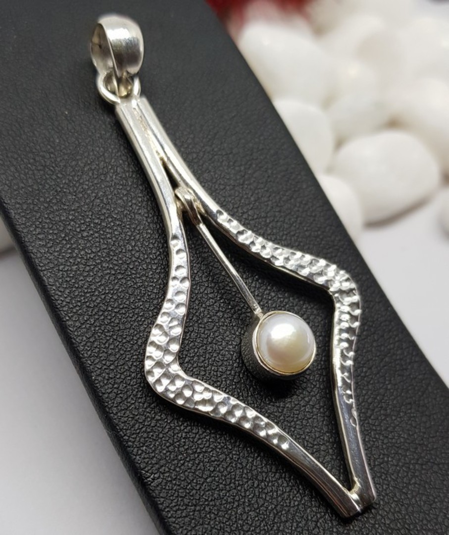 Open kite shaped patterned silver pendant with white pearl image 1