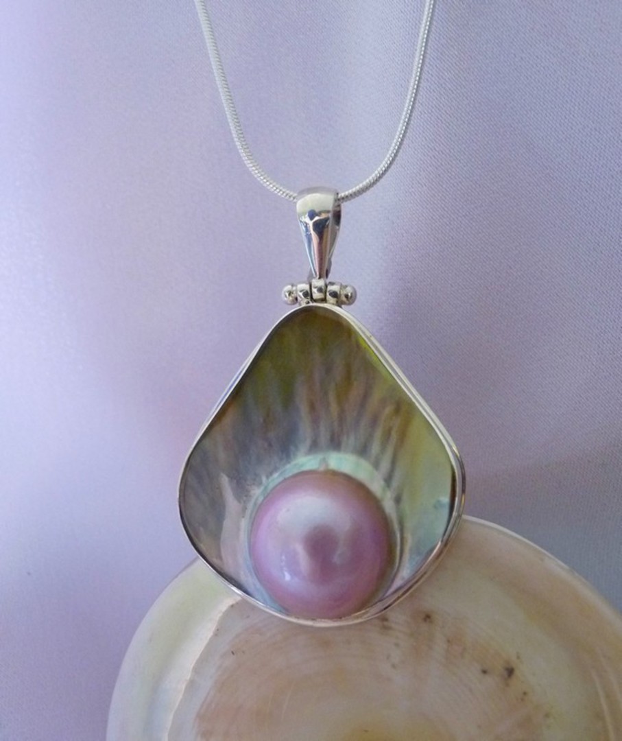 Pink mabe pearl shell pendant image 2
