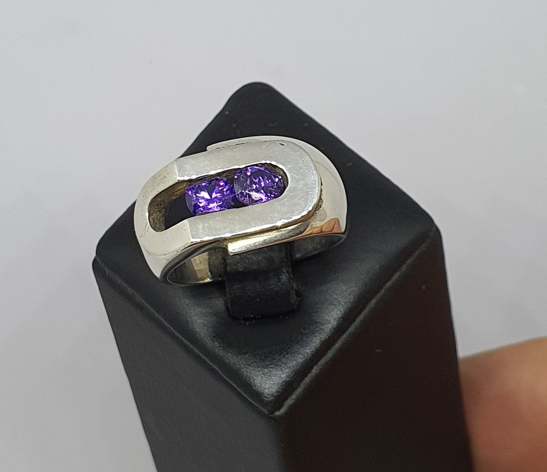 Chunky sterling silver ring with sparkling purple gemstones image 3