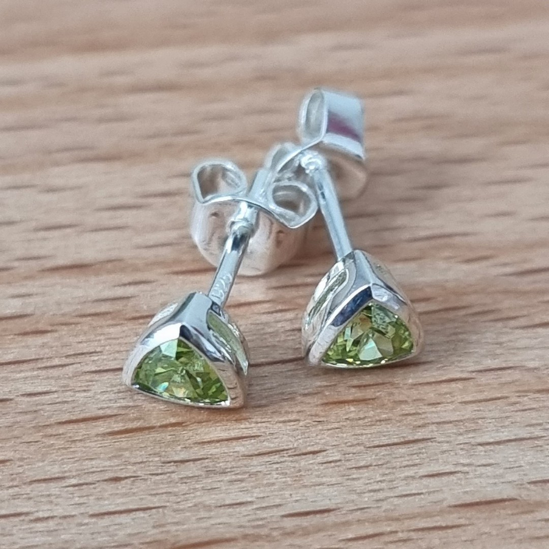 Silver peridot stud earrings image 1