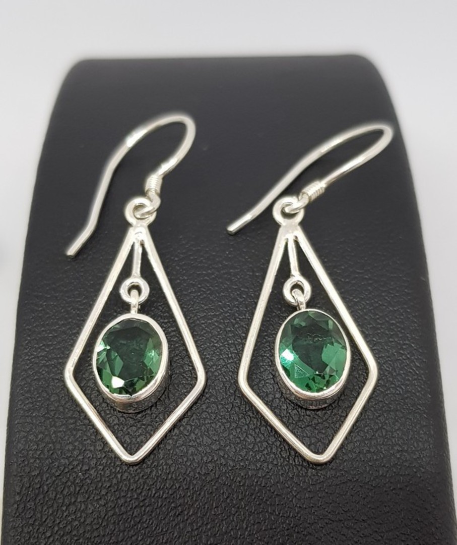 Open kite shape silver earrings with green quartz image 2