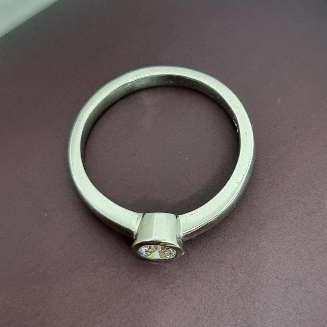 18ct white gold diamond ring image 1