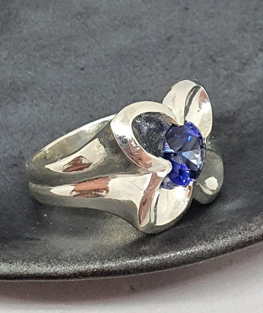 Silver flower ring with sparkling deep blue stone image 1