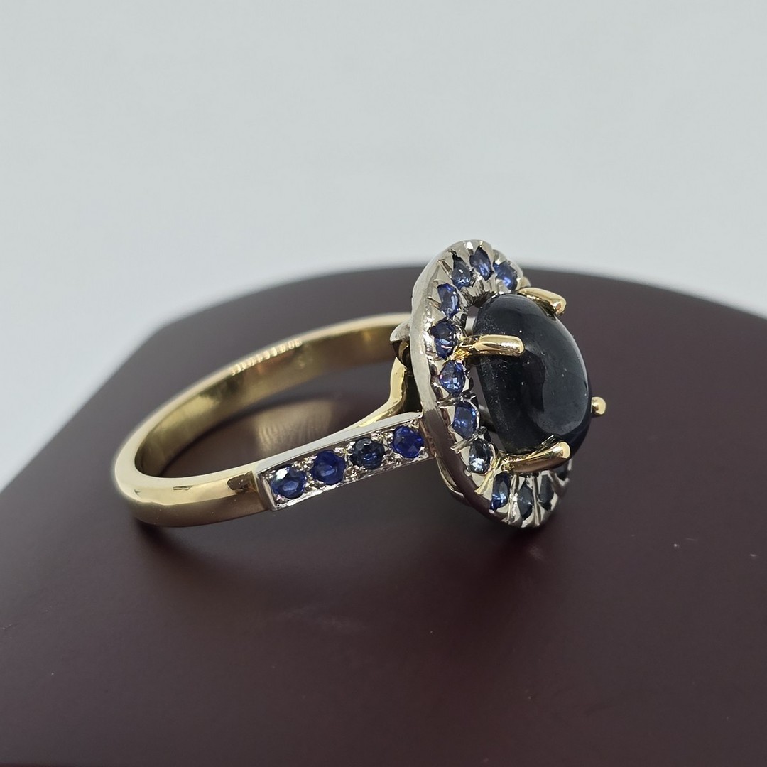 Modern star sapphire cluster ring - 18ct yellow gold image 2