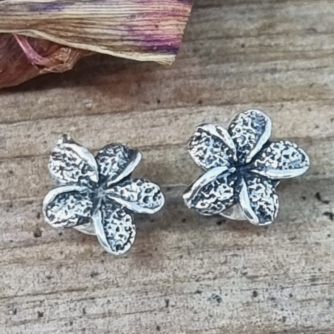 Cute little flower stud earrings image 3